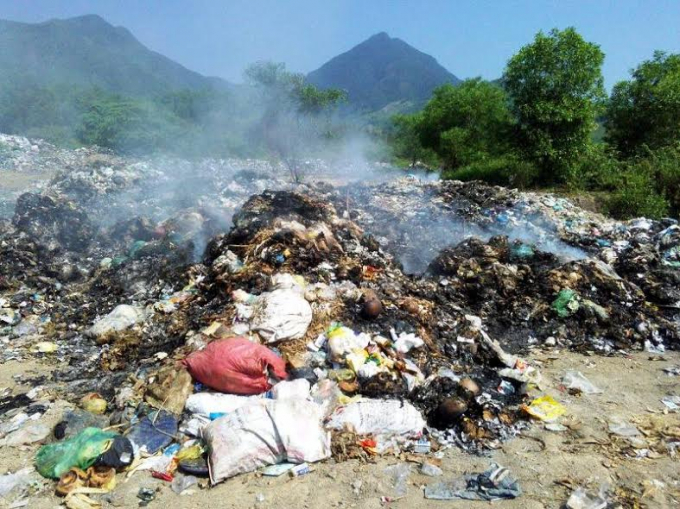 R&aacute;c thải được tập trung th&agrave;nh đống lộ thi&ecirc;n, sau đ&oacute; xử l&yacute; bằng c&aacute;ch đốt.