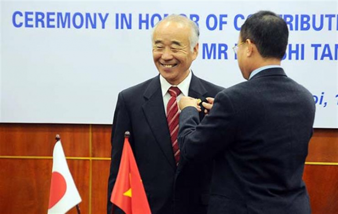 &Ocirc;ng Nguyễn Xu&acirc;n Vang &ndash; Vụ trưởng Vụ Hợp t&aacute;c Quốc tế đ&atilde; trao kỷ niệm chương&ldquo;V&igrave; sự nghiệp gi&aacute;o dục&rdquo; cho &ocirc;ng Hiroshi Tanikawa.