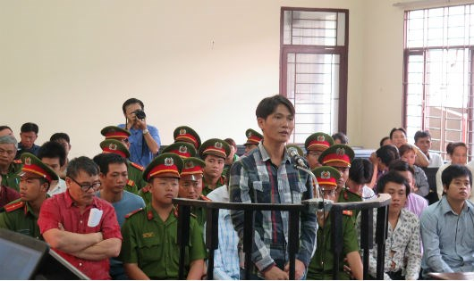 C&aacute;c bị c&aacute;o tại t&ograve;a.