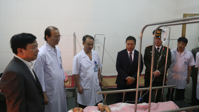 L&atilde;nh đạo tỉnh H&agrave; Nam thăm hỏi t&igrave;nh h&igrave;nh sức khỏe c&aacute;c bệnh nh&acirc;n trong vụ tai nạn.