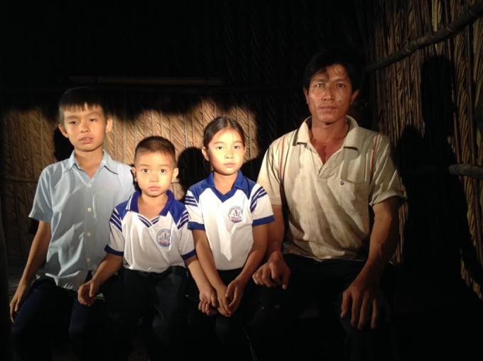 Từ khi vợ mất, một m&igrave;nh anh Ngang gồng g&aacute;nh nu&ocirc;i 3 đứa con thơ dại trong căn nh&agrave; l&aacute; dột n&aacute;t.