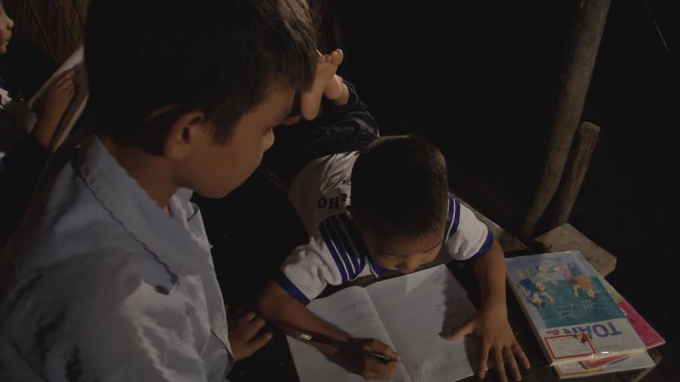 C&aacute;c con của anh Ngang rất chăm học v&agrave; học rất giỏi.