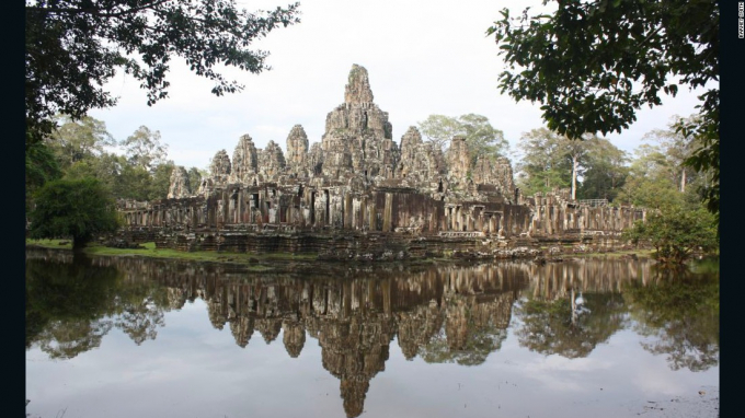 Angkor Wat c&oacute; nghĩa l&agrave; &ldquo;Th&agrave;nh phố của những ng&ocirc;i đền&rdquo; được x&acirc;y dựng v&agrave;o đầu thế kỷ XII, đến năm 1992 nơi đ&acirc;y được UNESCO c&ocirc;ng nhận l&agrave; di sản thế giới.&nbsp;Angkor Wat ng&agrave;y nay được xem l&agrave; di t&iacute;ch quan trọng nhất tại Campuchia đại diện cho nghệ thuật v&agrave; kiến tr&uacute;c Khmer cổ đại.