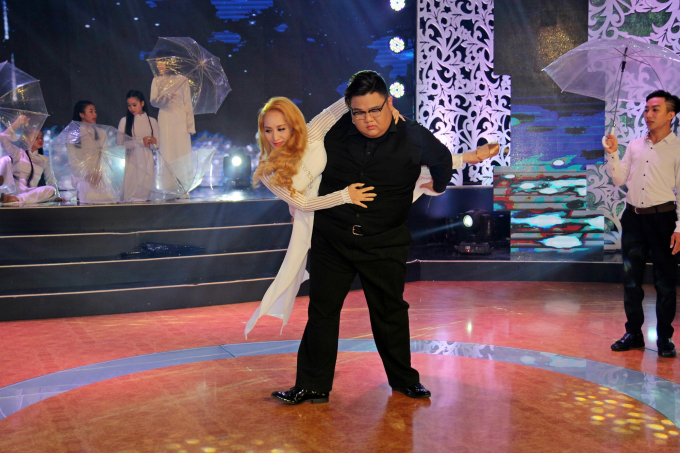 Lạ mắt với m&agrave;n m&uacute;a tr&ecirc;n nền nhạc Trịnh của Kh&aacute;nh Thi v&agrave; Vương Khang