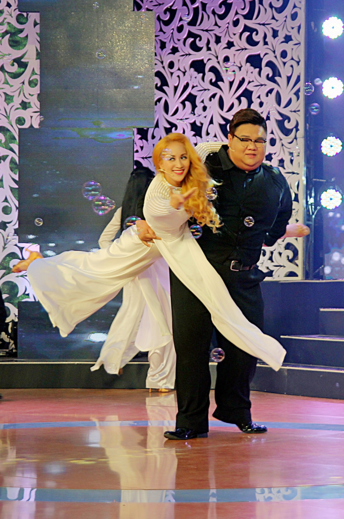 Lạ mắt với m&agrave;n m&uacute;a tr&ecirc;n nền nhạc Trịnh của Kh&aacute;nh Thi v&agrave; Vương Khang