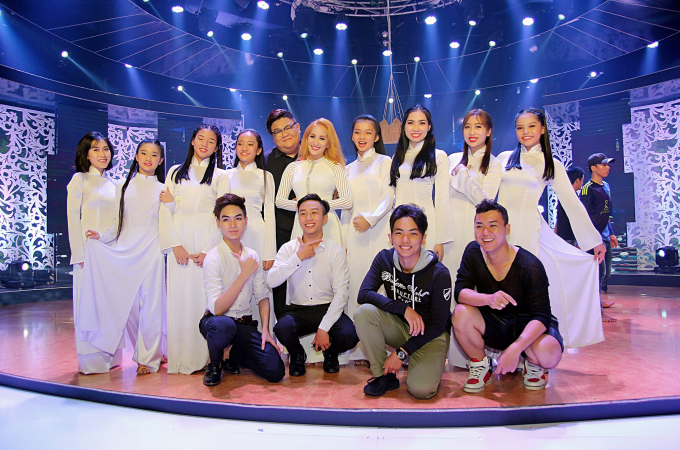 Lạ mắt với m&agrave;n m&uacute;a tr&ecirc;n nền nhạc Trịnh của Kh&aacute;nh Thi v&agrave; Vương Khang