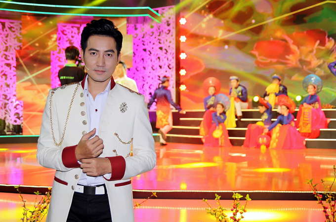 Lạ mắt với m&agrave;n m&uacute;a tr&ecirc;n nền nhạc Trịnh của Kh&aacute;nh Thi v&agrave; Vương Khang