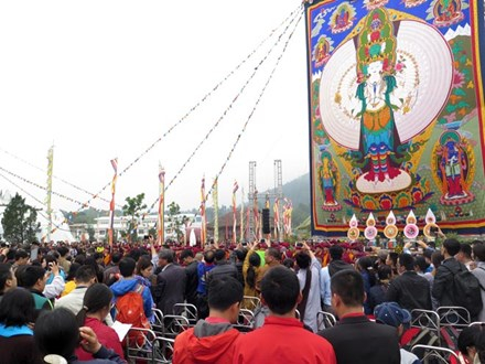 Khai mở bức tranh th&ecirc;u Phật Quan &acirc;m kỷ lục lớn nhất Việt Nam