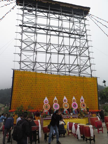 10h s&aacute;ng, bức tranh cuộn Thongdrol Phật Quan &Acirc;m được khai mở.