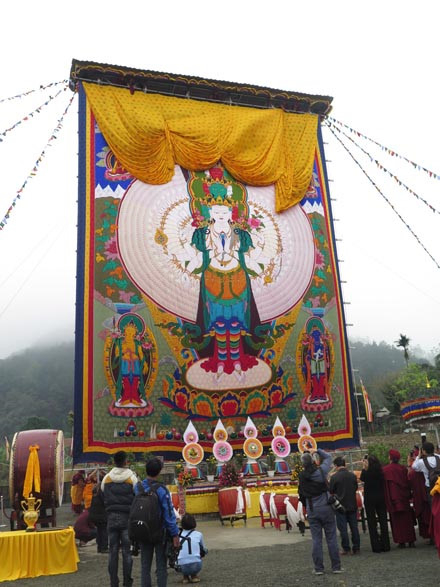 Bức tranh cuộn c&oacute; k&iacute;ch thước khổng lồ 11,8 x 16 m&eacute;t (kh&ocirc;ng bao gồm khung), c&acirc;n nặng tr&ecirc;n 100 kg, được l&agrave;m tr&ecirc;n gấm v&agrave; chỉ th&ecirc;u cao cấp.