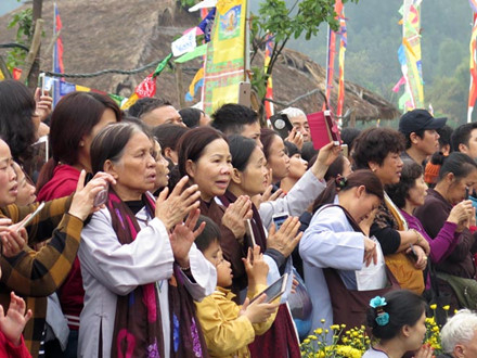 Phật tử cung k&iacute;nh chi&ecirc;m b&aacute;i tranh Phật Quan &Acirc;m.