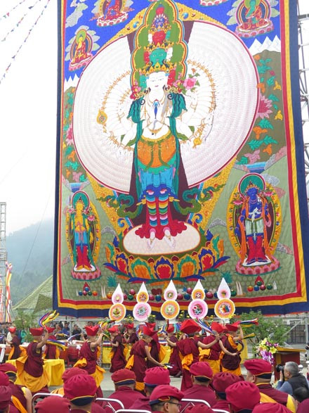 hững dịp linh thi&ecirc;ng c&aacute;t tường, việc khai mở tranh để đại ch&uacute;ng chi&ecirc;m b&aacute;i sẽ đem lại năng lượng v&agrave; từ trường an l&agrave;nh, gi&uacute;p người d&acirc;n v&agrave; đất nước th&agrave;nh tựu c&aacute;c t&acirc;m nguyện v&agrave; sở cầu, đem lại cuộc sống h&ograve;a b&igrave;nh, thịnh vượng.