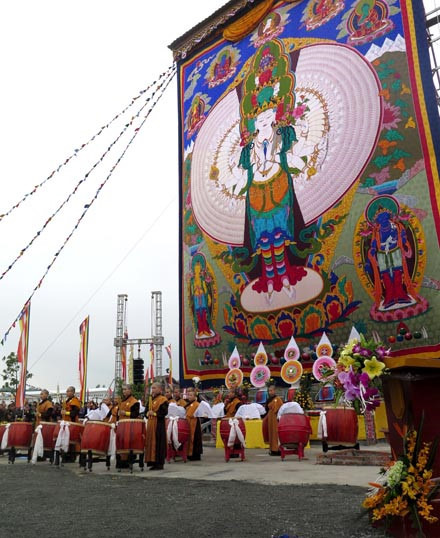 Khai mở bức tranh th&ecirc;u Phật Quan &acirc;m kỷ lục lớn nhất Việt Nam