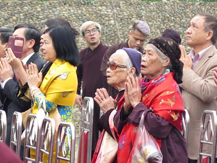 C&aacute;c cụ gi&agrave; kh&ocirc;ng ngại đường xa, lặn lội đến chi&ecirc;m b&aacute;i tranh Phật Quan &Acirc;m.