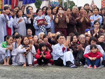 C&aacute;c em nhỏ cũng theo cha mẹ, người th&acirc;n đến dự đại lễ khai mở tranh Phật.