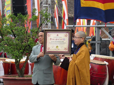 &Ocirc;ng Ng&ocirc; Kim Xu&acirc;n - nguy&ecirc;n Đại sứ Việt Nam tại Li&ecirc;n Hiệp Quốc, th&agrave;nh vi&ecirc;n Hội đồng tư vấn tổ chức Kỷ lục Việt Nam - trao tặng Chứng nhận Kỷ lục Việt Nam cho bức Tranh Phật Quan &Acirc;m.