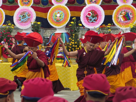 M&uacute;a Hộ Ph&aacute;p, Monlam c&aacute;t tường.