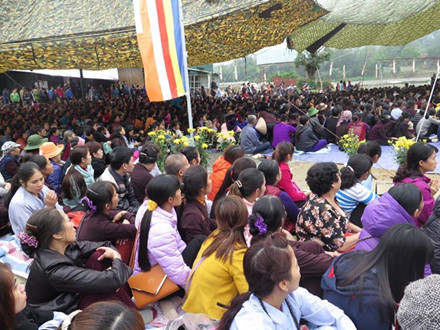 &nbsp;Sau đ&oacute; l&agrave; khai đ&agrave;n Lễ hội Đại Bảo Th&aacute;p T&acirc;y Thi&ecirc;n kỷ niệm Ng&agrave;y v&iacute;a Đức Phật Quan &Acirc;m. Qu&aacute;n đỉnh cộng đồng cầu nguyện h&ograve;a b&igrave;nh thế giới, quốc th&aacute;i d&acirc;n an Đại Mạn Đ&agrave; La Bản T&ocirc;n Quan &Acirc;m Thi&ecirc;n Thủ.