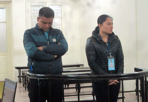 Hai vợ chồng bị c&aacute;o tại t&ograve;a. (Ảnh: b&aacute;o Vietnamnet)&nbsp;