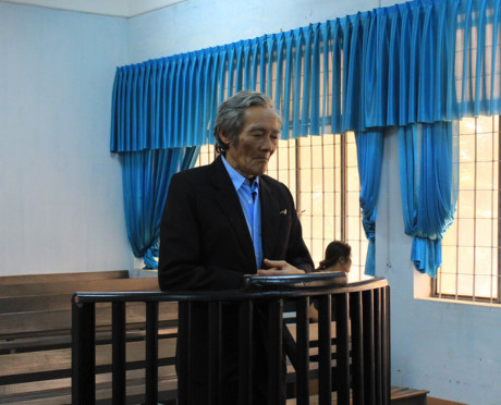 &ldquo;Y&ecirc;u r&acirc;u bạc&rdquo; Bế &Iacute;ch T&iacute;n tại phi&ecirc;n t&ograve;a. (Ảnh: b&aacute;o D&acirc;n tr&iacute;)