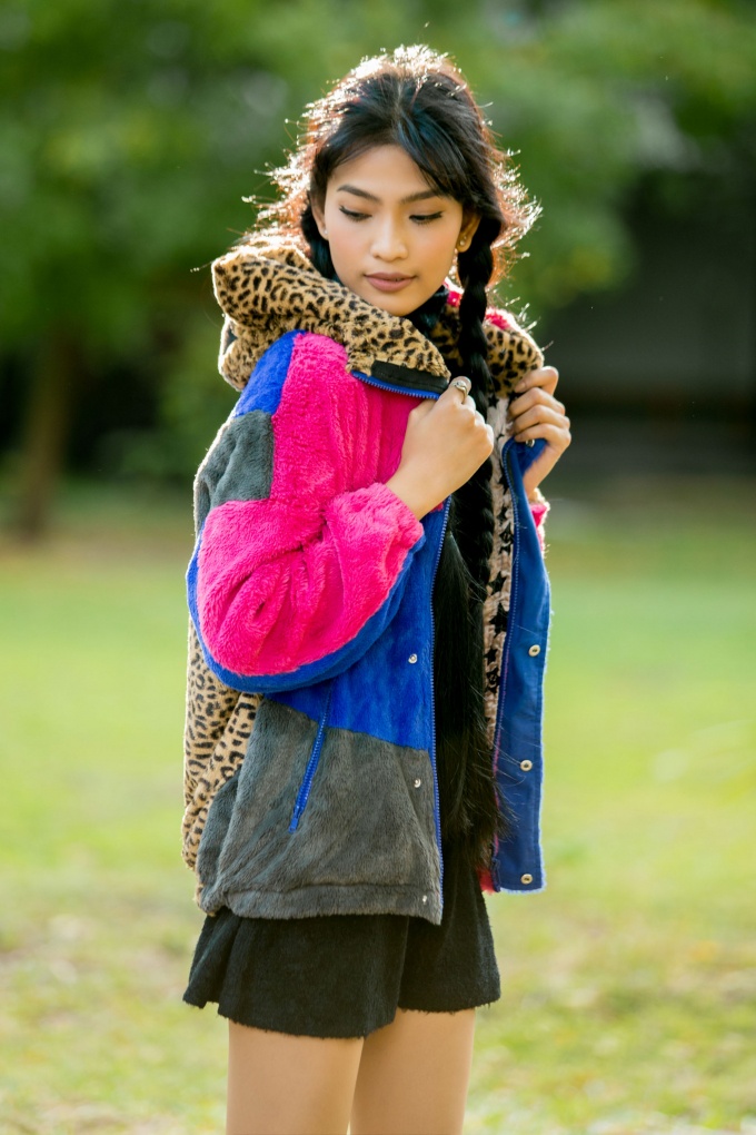 &Aacute; hậu Trương Thị May khoe ch&acirc;n d&agrave;i mi&ecirc;n man khi dạo phố