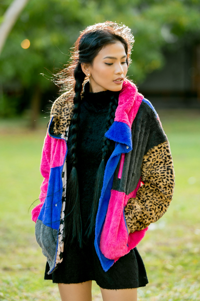 &Aacute; hậu Trương Thị May khoe ch&acirc;n d&agrave;i mi&ecirc;n man khi dạo phố