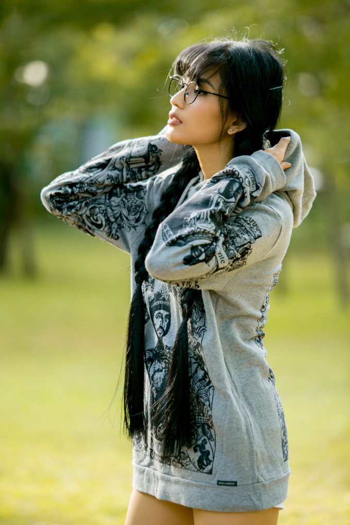 &Aacute; hậu Trương Thị May khoe ch&acirc;n d&agrave;i mi&ecirc;n man khi dạo phố