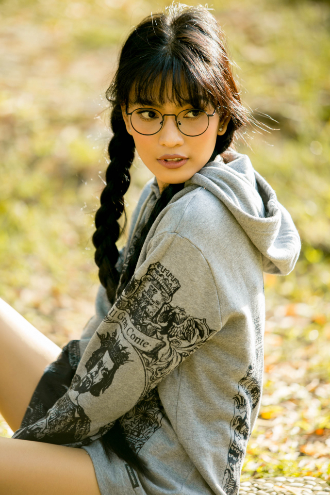 &Aacute; hậu Trương Thị May khoe ch&acirc;n d&agrave;i mi&ecirc;n man khi dạo phố