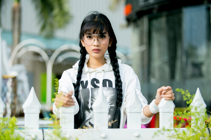 &Aacute; hậu Trương Thị May khoe ch&acirc;n d&agrave;i mi&ecirc;n man khi dạo phố