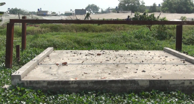 Cống hộp nối v&agrave;o khu đất trống, c&oacute; th&ocirc;ng tin cho rằng khu đất n&agrave;y thuộc quyền sở hữu của một số chủ lớn đang cho thu&ecirc; lại để trồng rau.