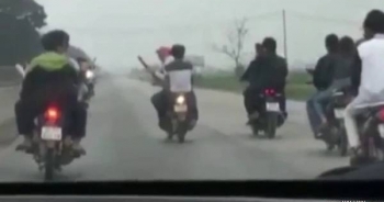 Nhóm thanh niên đánh võng, lái xe bằng chân