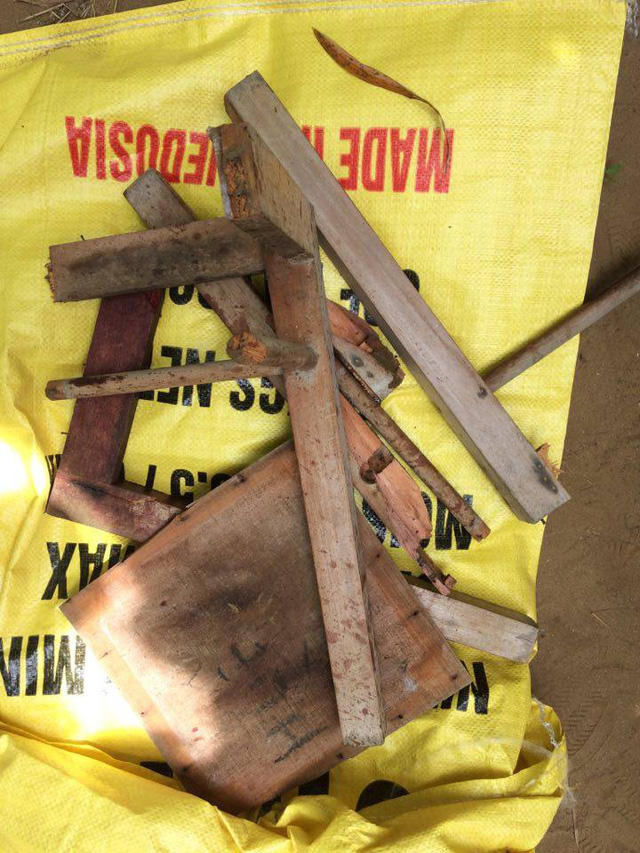 Chiếc ghế gỗ g&atilde;y n&aacute;t, d&iacute;nh m&aacute;u được thu giữ tại hiện trường vụ &aacute;n.