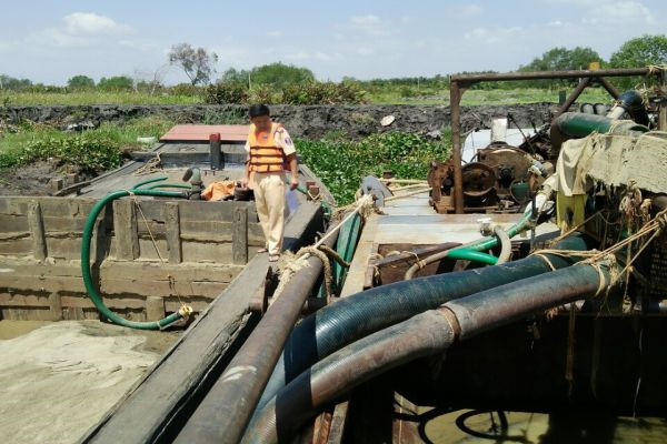 Ghe h&uacute;t c&aacute;t lậu bị tạm giữ. (Ảnh: b&aacute;o Thanh ni&ecirc;n)