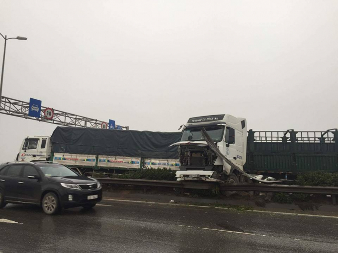 H&agrave; Nội: Gặp nạn li&ecirc;n tiếp, xe container treo lơ lửng tr&ecirc;n th&agrave;nh cầu Thanh Tr&igrave;