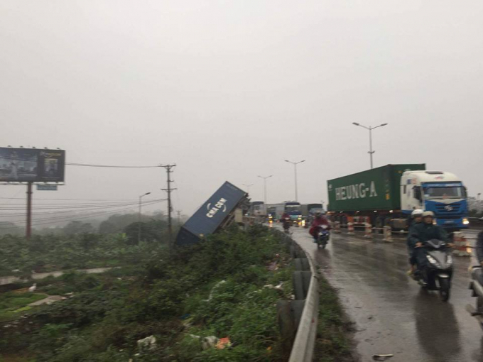Chiếc container lao xuống th&agrave;nh cầu.