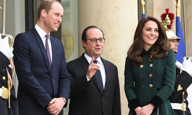 C&ocirc;ng tước v&agrave; nữ C&ocirc;ng tước xứ Cambridge đang c&oacute; chuyến thăm ch&iacute;nh thức lần đầu ti&ecirc;n tới thủ đ&ocirc; nước Ph&aacute;p. Đ&acirc;y cũng l&agrave; lần đầu ti&ecirc;n Ho&agrave;ng tử William c&oacute; chuyến thăm ch&iacute;nh thức Paris kể từ khi người mẹ - C&ocirc;ng nương Diana - qua đời trong một tai nạn giao th&ocirc;ng gần 20 năm trước. (Ảnh: PA)