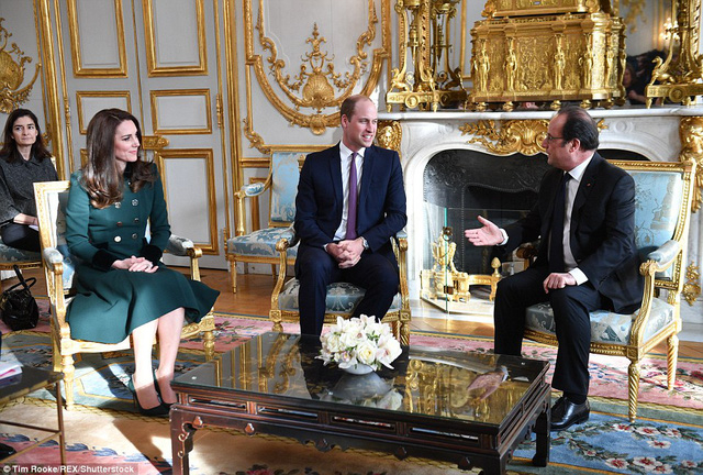 Tổng thống Ph&aacute;p tiếp vợ chồng Ho&agrave;ng tử William tại điện Elysee. (Ảnh: Rex)