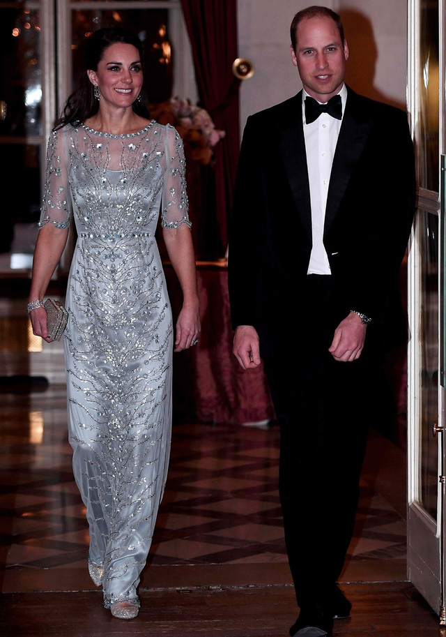 Theo Guardian, Ho&agrave;ng tử William v&agrave; C&ocirc;ng nương Catherine đ&atilde; đi m&aacute;y bay ri&ecirc;ng từ London tới Paris, v&agrave; sau đ&oacute; tới điện Elysee để c&oacute; cuộc gặp với Tổng thống Ph&aacute;p Hollande. (Ảnh: Reuters)