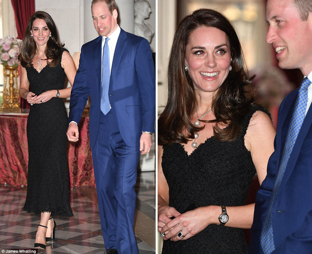 Trong khi đ&oacute;, Ho&agrave;ng tử William diện một bộ compl&ecirc; m&agrave;u xanh. (Ảnh: Dailymail)