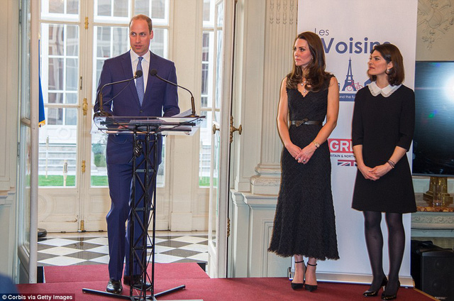 Ho&agrave;ng tử William ph&aacute;t biểu trong khi C&ocirc;ng nương Catherine v&agrave; b&agrave; Anne Llewellyn, phu nh&acirc;n của Đại sứ Anh, đứng gần đ&oacute;. (Ảnh: Getty)