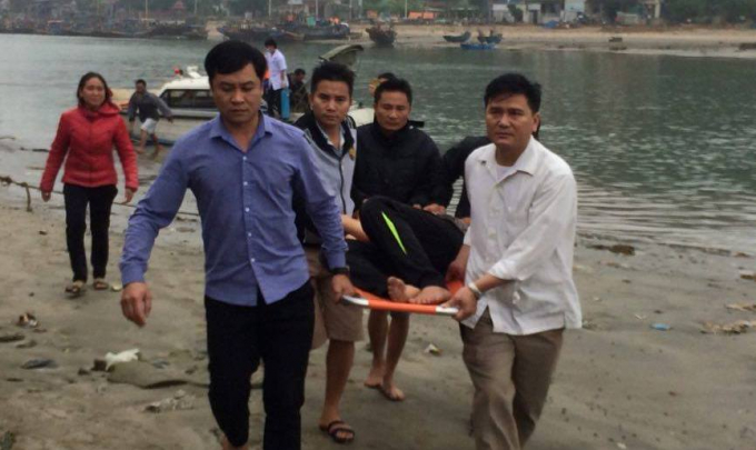 C&aacute;c ngư d&acirc;n gặp nạn nhanh ch&oacute;ng được đưa đến bệnh viện cấp cứu.