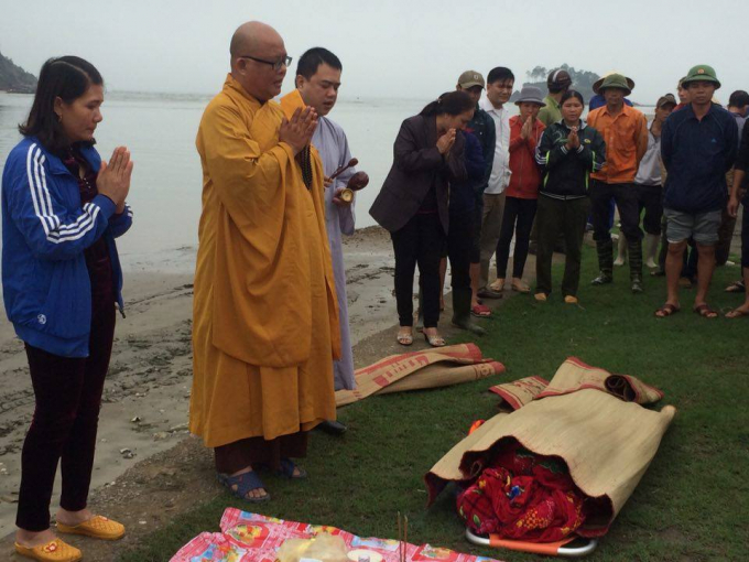 Người d&acirc;n tổ chức cầu si&ecirc;u cho tuyền vi&ecirc;n xấu số.