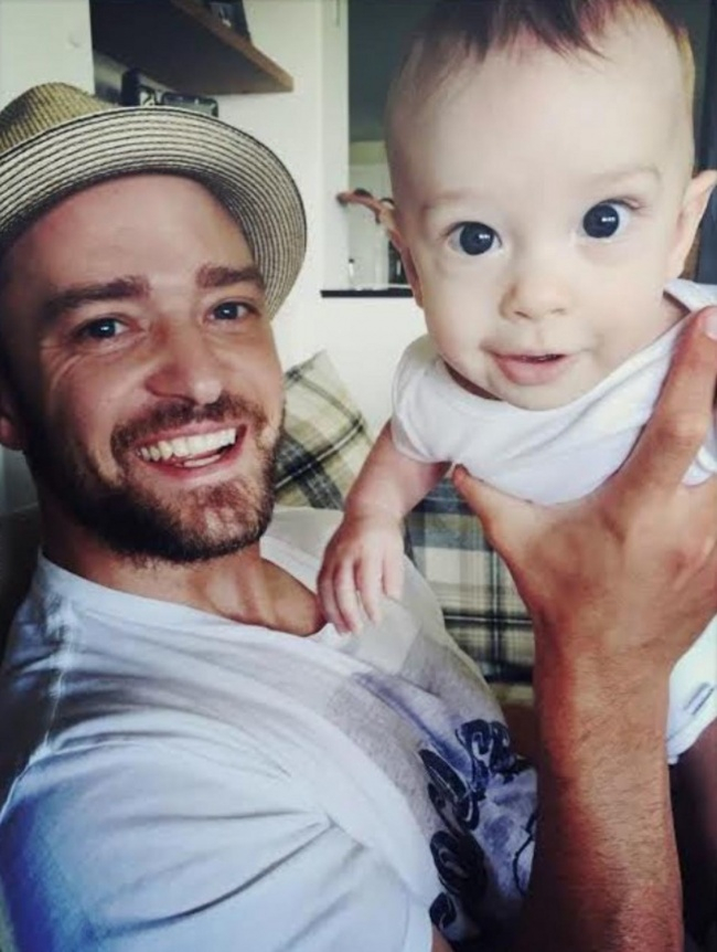 Theo Bright Side, Justin Timberlake c&ugrave;ng vợ ch&agrave;o đ&oacute;n đứa con trai Silas v&agrave;o hai năm trước. Ch&agrave;ng ca sĩ dường như rất hạnh ph&uacute;c với vai tr&ograve; l&agrave;m cha của m&igrave;nh. &ldquo; Trở th&agrave;nh một người cha l&agrave; điều đi&ecirc;n rồ, tuyệt vời, hạnh ph&uacute;c nhất m&agrave; t&ocirc;i từng l&agrave;m&rdquo;, nam ca sĩ chia sẻ.