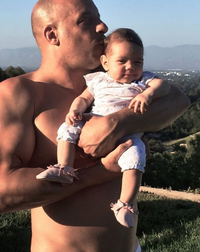 Vin Diesel l&agrave; cha của Vincent (trai) v&agrave; hai c&ocirc; con g&aacute;i Hania v&agrave; Pauline. Diễn vi&ecirc;n phim h&agrave;nh động cho biết l&agrave;m cha c&oacute; lẽ l&agrave; vai diễn t&aacute;o bạo nhất m&agrave; anh từng đ&oacute;ng. &ldquo;Vai đ&oacute;ng thế đi&ecirc;n rồ nhất ư? Đ&oacute; l&agrave; l&agrave;m bố&rdquo;, nam diễn vi&ecirc;n h&agrave;i hước chia sẻ.