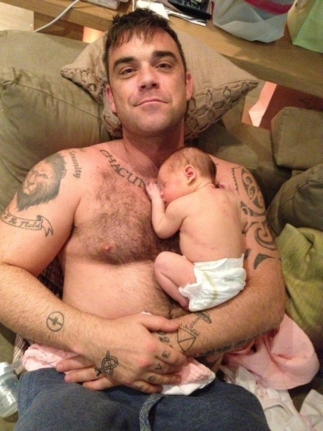 Robbie Williams c&ugrave;ng vợ l&agrave; Ayda Field được l&ecirc;n chức khi đứa con g&aacute;i của họ ra đời v&agrave;o bốn năm trước v&agrave; th&ecirc;m một cậu con trai v&agrave;o hai năm sau đ&oacute;. Robbie chia sẻ: &ldquo;T&ocirc;i rất y&ecirc;u những đứa con của m&igrave;nh, khi cho ch&uacute;ng ăn, thay t&atilde; cho ch&uacute;ng&hellip; t&ocirc;i cảm thấy thật tuyệt vời&rdquo;.