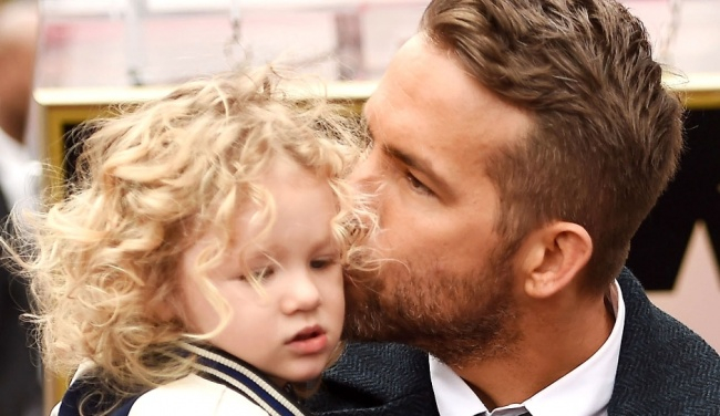 Ryan Reynolds c&ugrave;ng con g&aacute;i &nbsp;James v&ocirc; c&ugrave;ng xinh xắn.