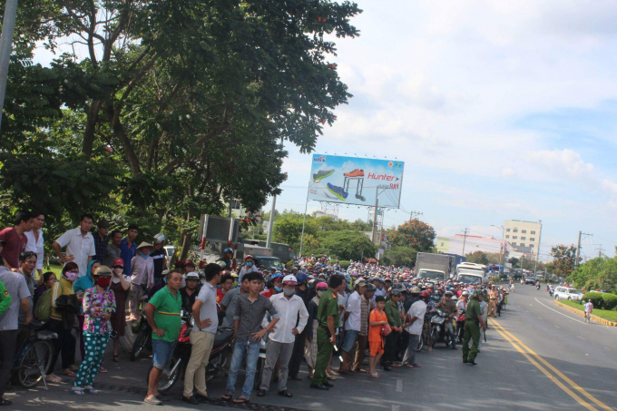 Người d&acirc;n tập trung theo d&otilde;i vụ việc.