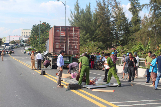 Cơ quan chức năng giải quyết hiện trường.
