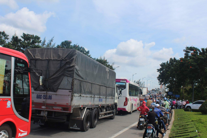 &Ugrave;n ứ phương tiện tr&ecirc;n quốc lộ 60.