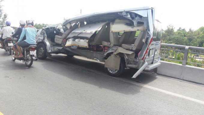 Nguy&ecirc;n nh&acirc;n ban đầu được cho l&agrave; chiếc &ocirc; t&ocirc; 16 chỗ được cho l&agrave; đ&atilde; vượt ẩu.